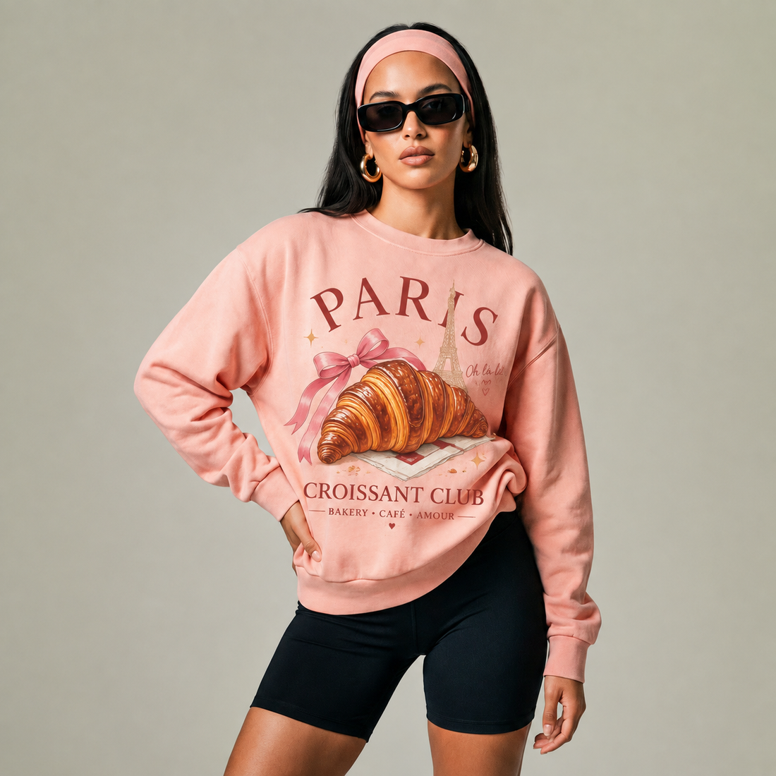 Sweat-shirt col rond Muta Paris Croissant Club coloris Salmon, porté de face