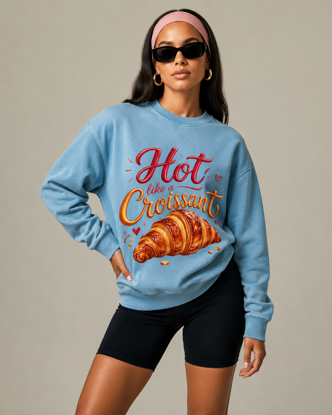 Sweat-shirt « Paris Croissant » Muta coloris Pebble Blue, porté de face