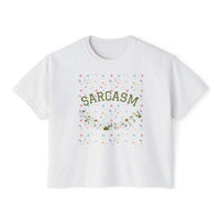 T-shirt boxy Muta coloris White, imprimé « Sarcasm » entouré de confettis floraux, vue de face