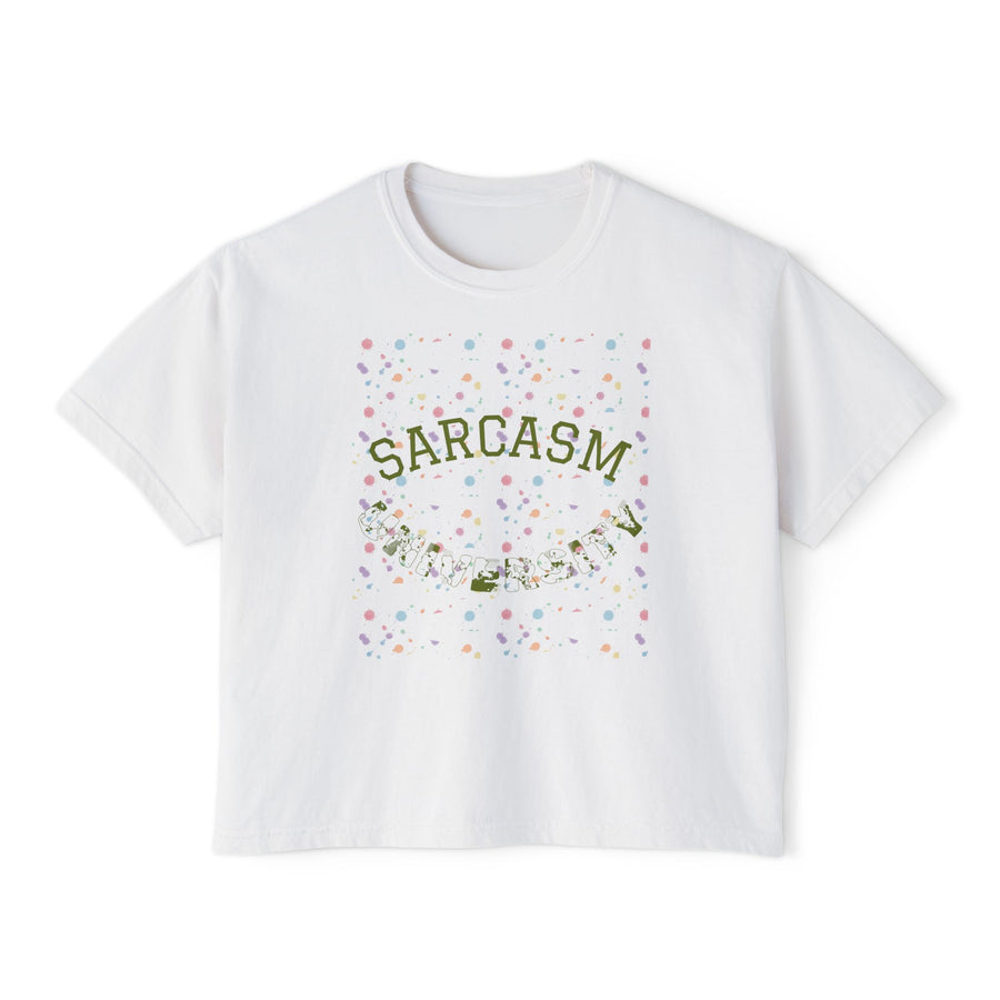 T-shirt boxy Muta coloris White, imprimé « Sarcasm » entouré de confettis floraux, vue de face