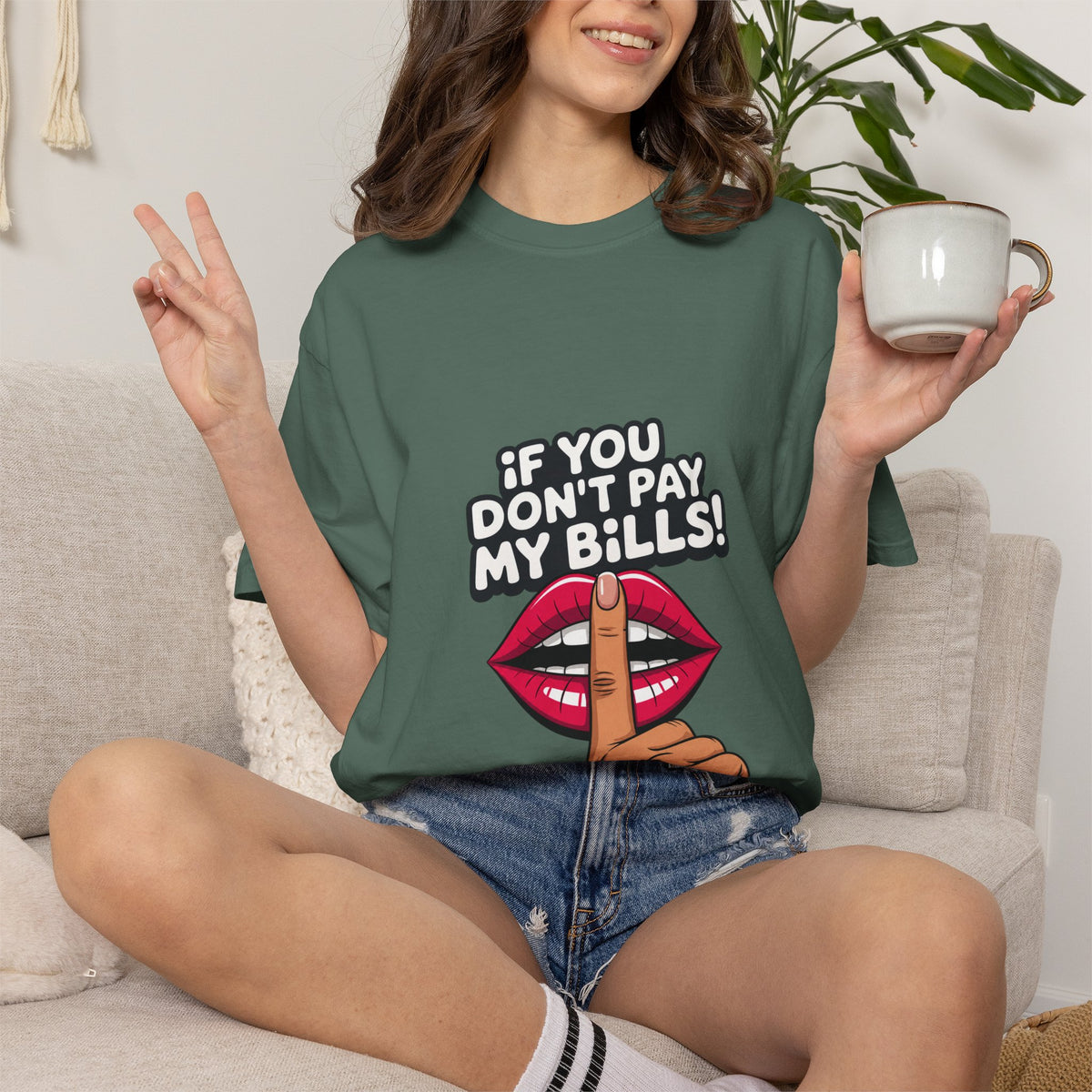 T-shirt « If You Don't Pay My Bills » Muta, porté en intérieur