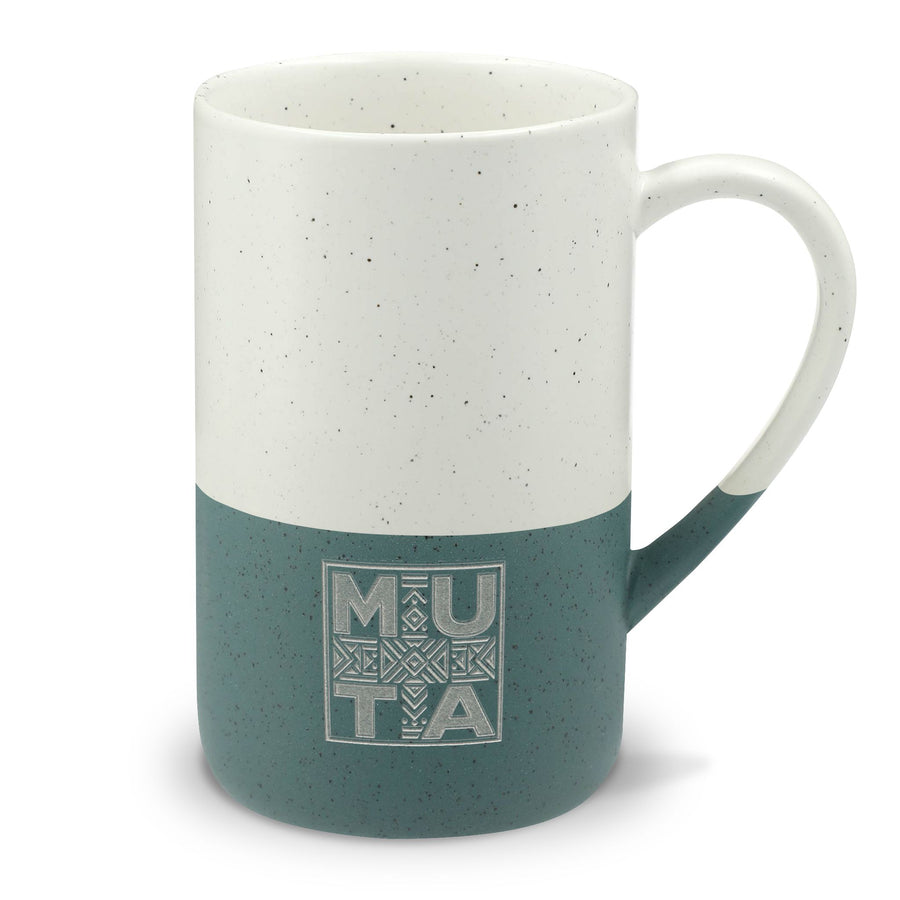 Mug Muta en céramique mouchetée bicolore blanc et vert, logo tribal Muta gravé