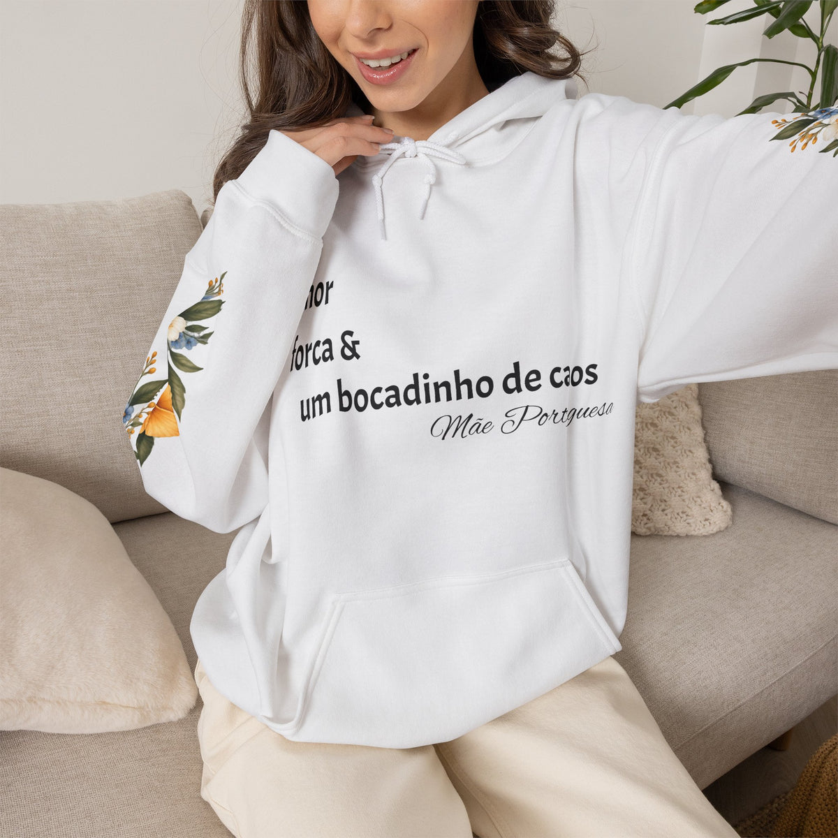 Hoodie « amor, força & um bocadinho de caos » Muta coloris White, porté de face
