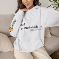 Hoodie « amor, força & um bocadinho de caos » Muta coloris White, porté de face