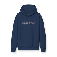 Hoodie « Out of Office » Muta coloris Dark Royal, porté de face