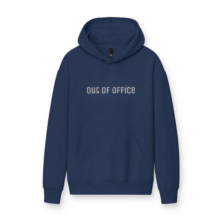 Hoodie « Out of Office » Muta coloris Dark Royal, porté de face