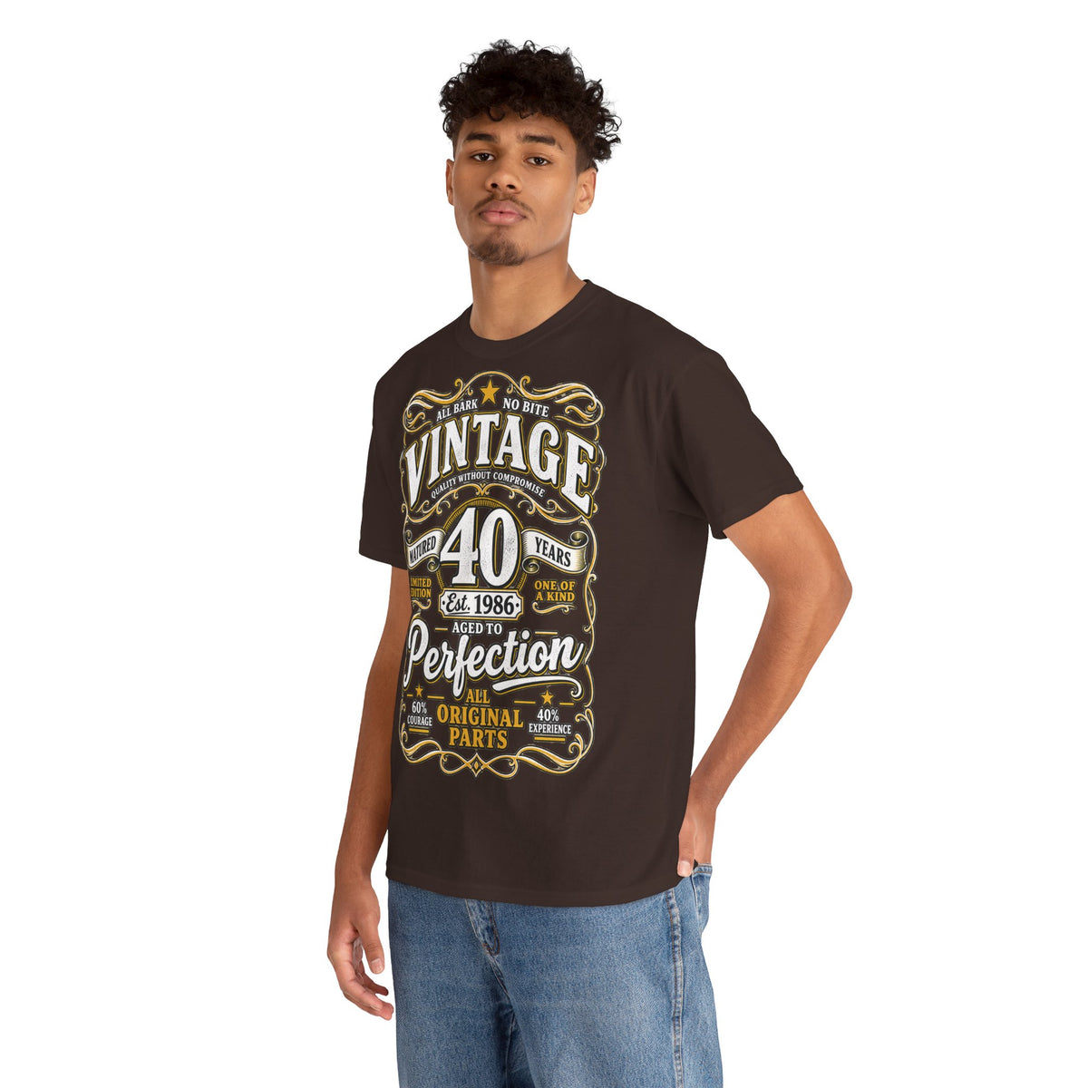 T-shirt « Aged to Perfection » 1986 Muta coloris Dark Chocolate, porté de face