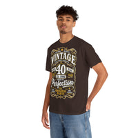 T-shirt « Aged to Perfection » 1986 Muta coloris Dark Chocolate, porté de face