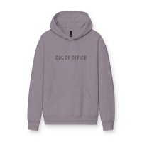 Hoodie « Out of Office » Muta coloris Smoky Amethyst, porté de face