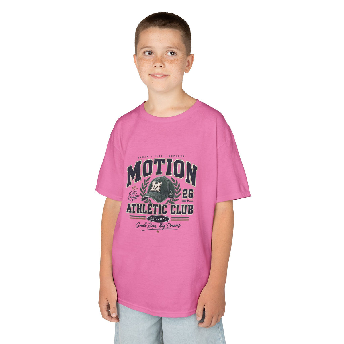 T-shirt enfant « Athletic Club Motion » Muta coloris Azalea, porté de face