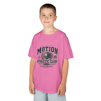 T-shirt enfant « Athletic Club Motion » Muta coloris Azalea, porté de face