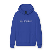 Hoodie « Out of Office » Muta coloris Deep Royal, porté de face