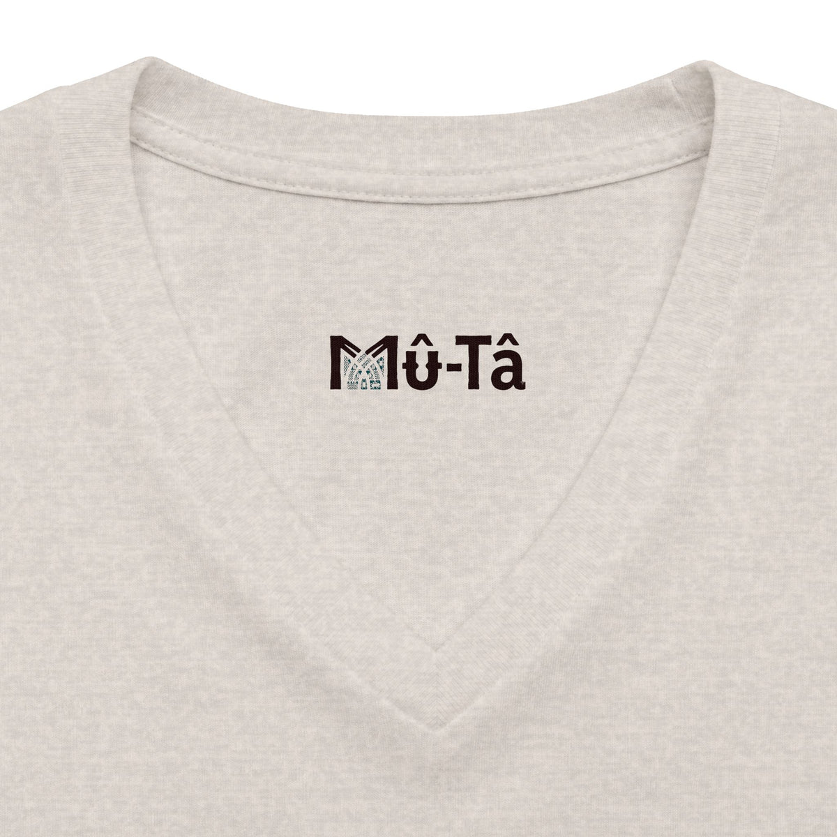 T-shirt col V Muta, détail de l'encolure en V