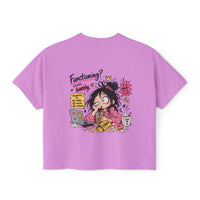 T-shirt boxy « Functioning? Yeah…Barely » Muta, vue de dos sur mannequin