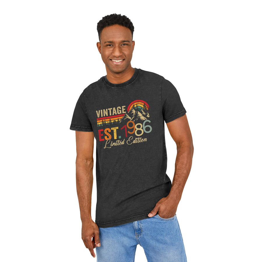 T-shirt acid wash « EST. 1986 » Muta coloris Black, porté de face