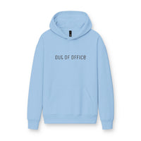 Hoodie « Out of Office » Muta coloris Ice Blue, porté de face