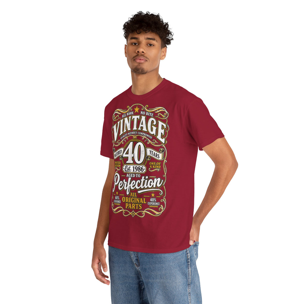 T-shirt « Aged to Perfection » 1986 Muta coloris Cardinal Red, porté de face