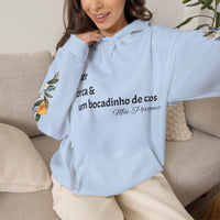 Hoodie « amor, força & um bocadinho de caos » Muta coloris Light Blue, porté de face