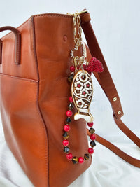 Bijou de sac poisson en céramique peint main avec perles gemmes et nœud rouge — Muta