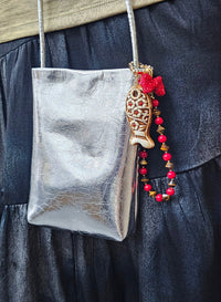Bijou de sac poisson en céramique Muta, détail du fermoir