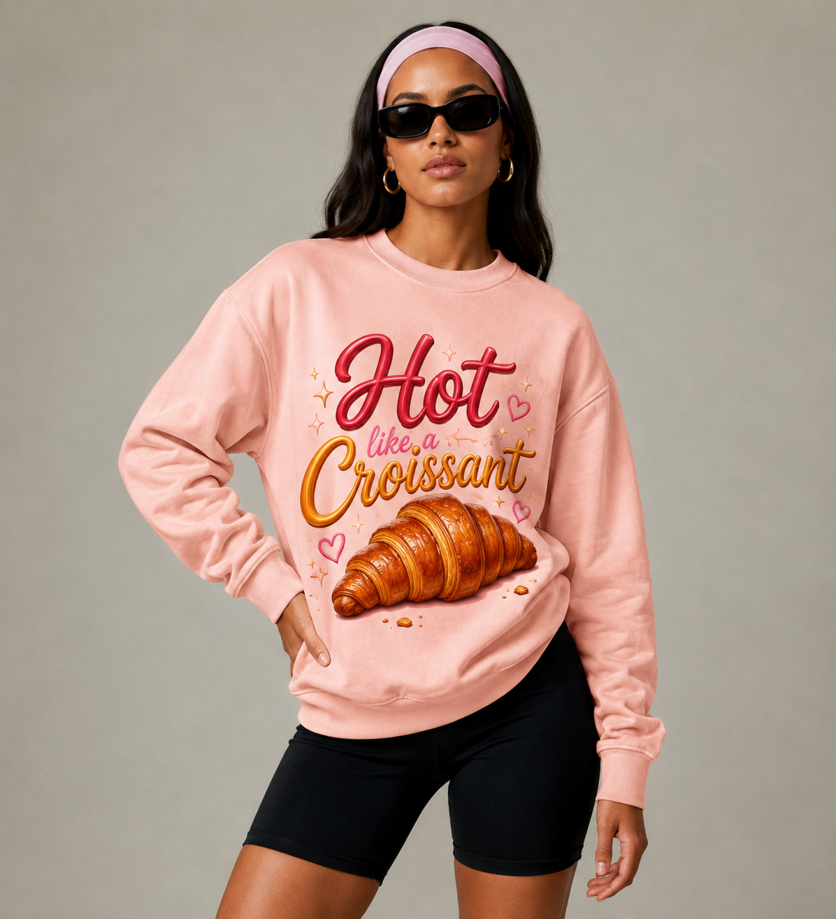 Sweat-shirt « Paris Croissant » Muta coloris Salmon, porté de face