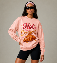 Sweat-shirt « Paris Croissant » Muta coloris Salmon, porté de face