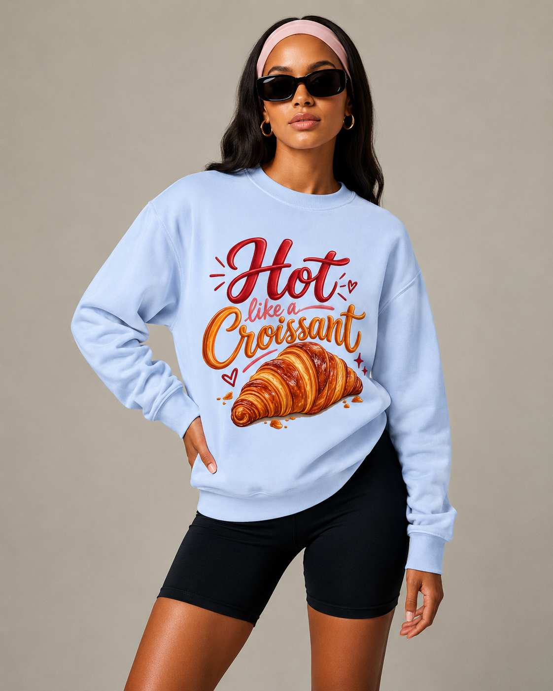 Sweat-shirt « Paris Croissant » Muta coloris Grape Ice, porté de face
