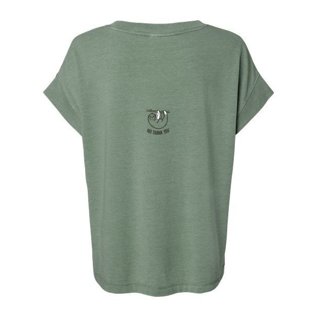 T-shirt Muta coloris Washed Basil, vu de dos avec petit imprimé paresseux « No Thank You »