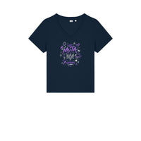 T-shirt col V Muta en coton bio coloris French Navy, porté de face
