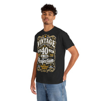 T-shirt « Aged to Perfection » 1986 Muta, à plat sur fond clair