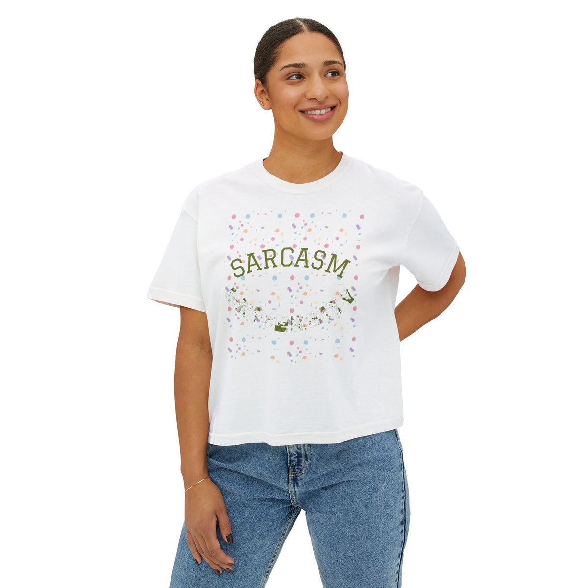 T-shirt boxy Muta coloris White porté de face, imprimé « Sarcasm » visible
