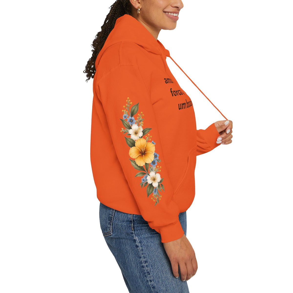 Hoodie Muta porté en intérieur
