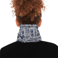 Tour de cou Muta à motif nordique bleu marine porté par un modèle, visuel 2