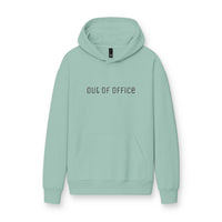 Hoodie « Out of Office » Muta coloris Dusty Sage, porté de face
