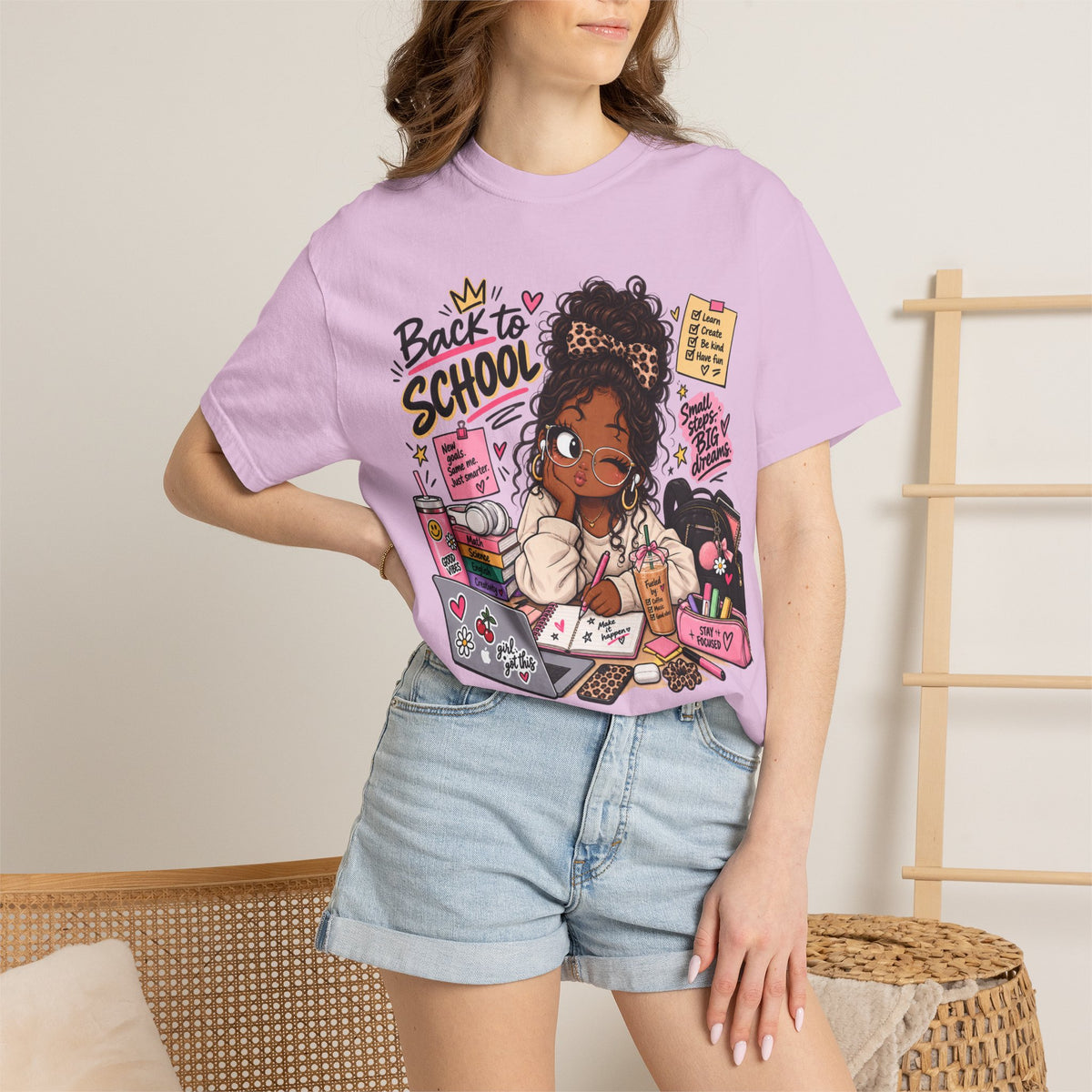 T-shirt Study Desk Muta coloris Chili, porté de face