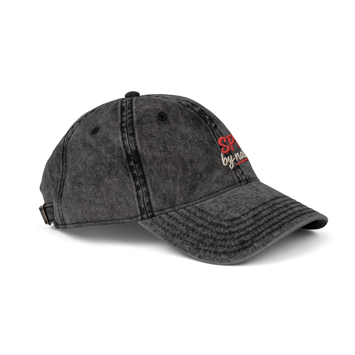 Casquette dad Muta, détail de la boucle métal finition laiton