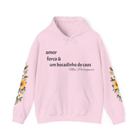 Hoodie « amor, força & um bocadinho de caos » Muta coloris Light Pink, porté de face