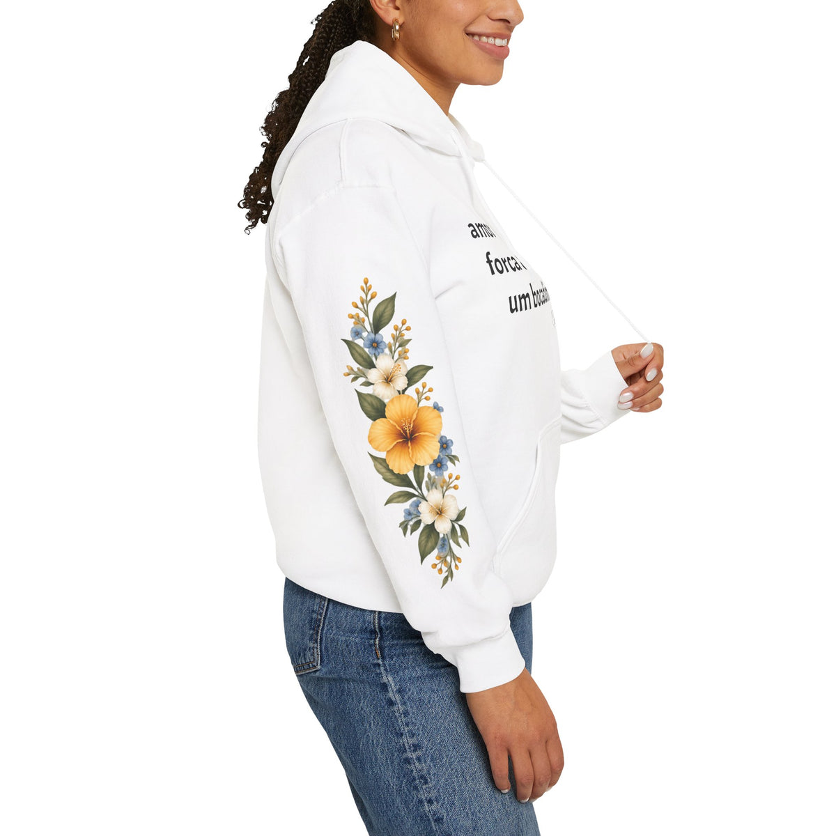 Hoodie Muta porté en extérieur