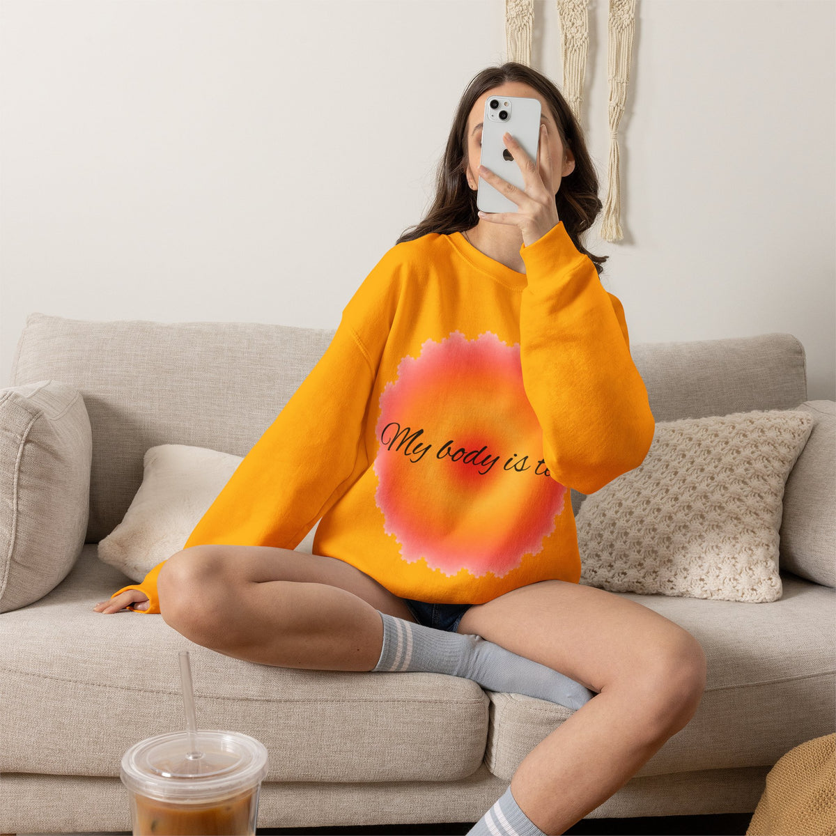 Sweat-shirt « My Body Is Tea » Muta coloris Gold, porté de face