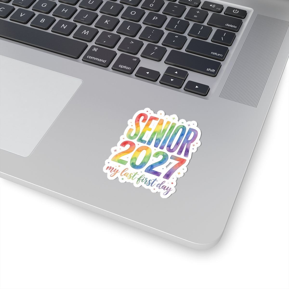 Sticker « Senior 2027 » Muta, détail du lettrage arc-en-ciel