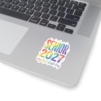 Sticker « Senior 2027 » Muta, détail du lettrage arc-en-ciel
