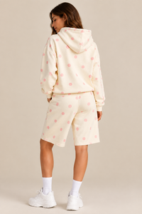Ensemble sweat à capuche et short long crème à pois roses