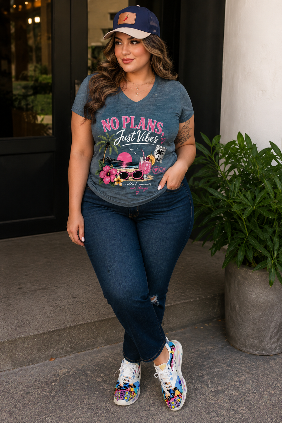 T-shirt col V « No Plans Just Vibes » Muta, imprimé plage tropicale