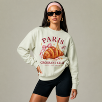 Sweat-shirt Paris Croissant Club Muta coloris Pistachio, porté de face