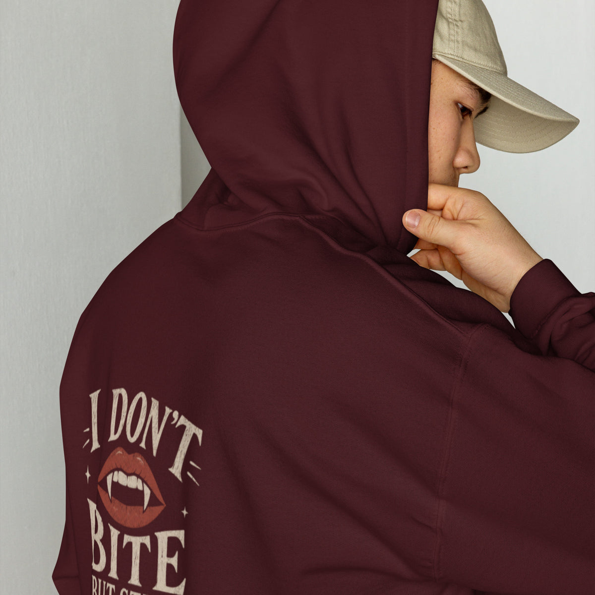 Sweat à capuche « I don't bite » Muta coloris Maroon, vue de dos alternative