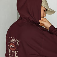Sweat à capuche « I don't bite » Muta coloris Maroon, vue de dos alternative