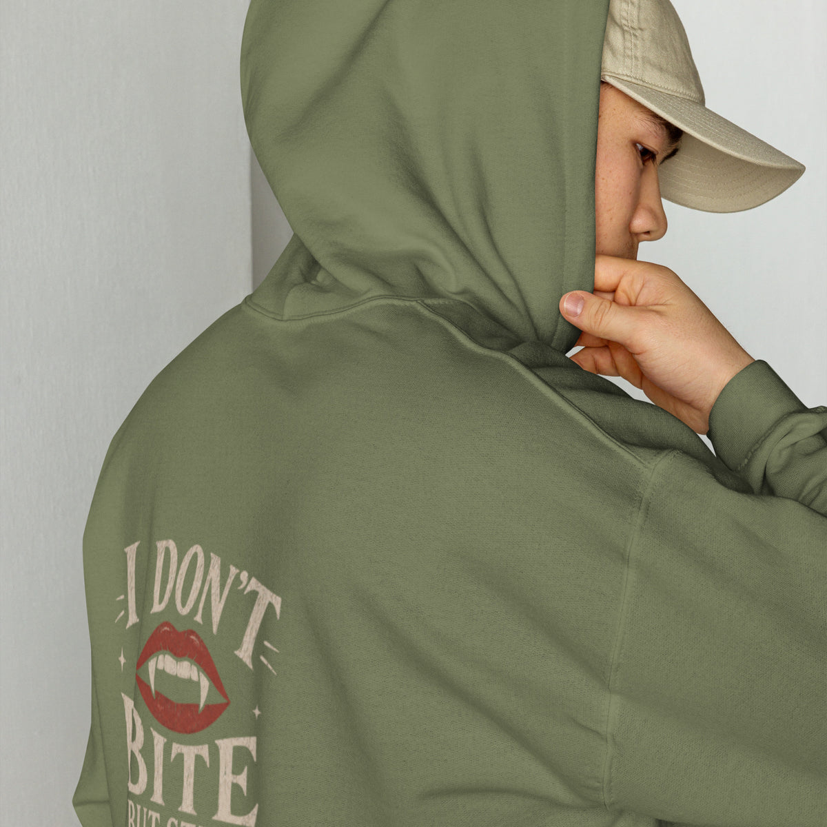 Sweat à capuche « I don't bite » Muta coloris Military Green, vue de dos alternative