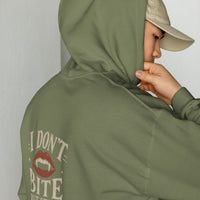 Sweat à capuche « I don't bite » Muta coloris Military Green, vue de dos alternative