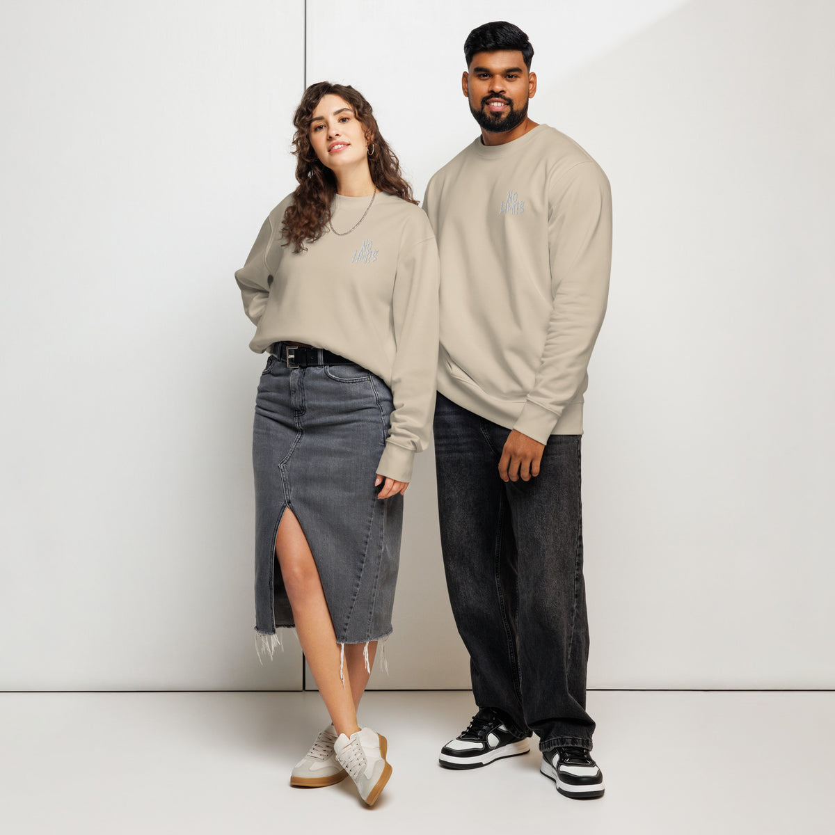 Sweat-shirt unisexe Muta coloris Desert Dust, troisième visuel de face